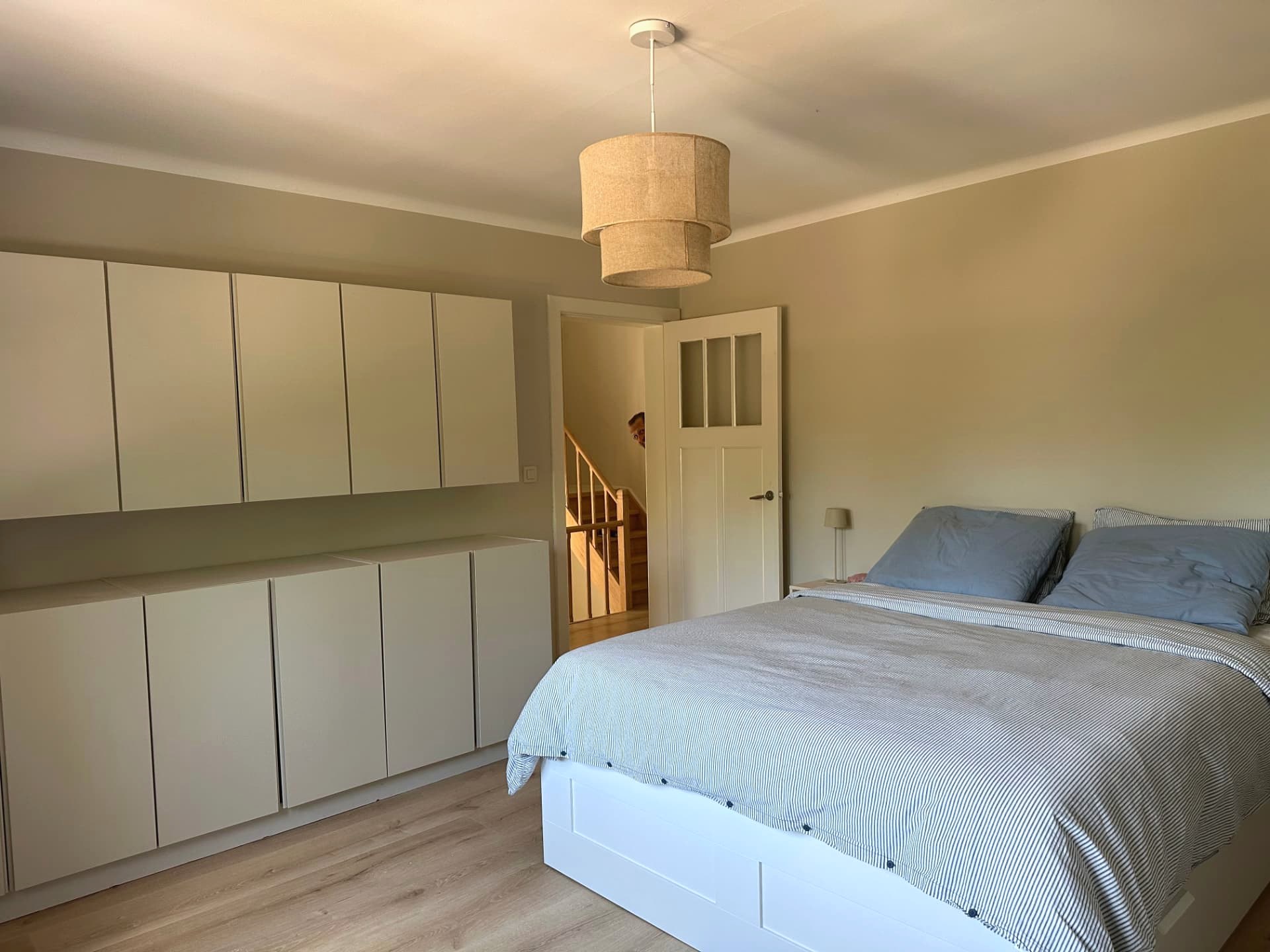 Grote slaapkamer met ingemaakte kasten