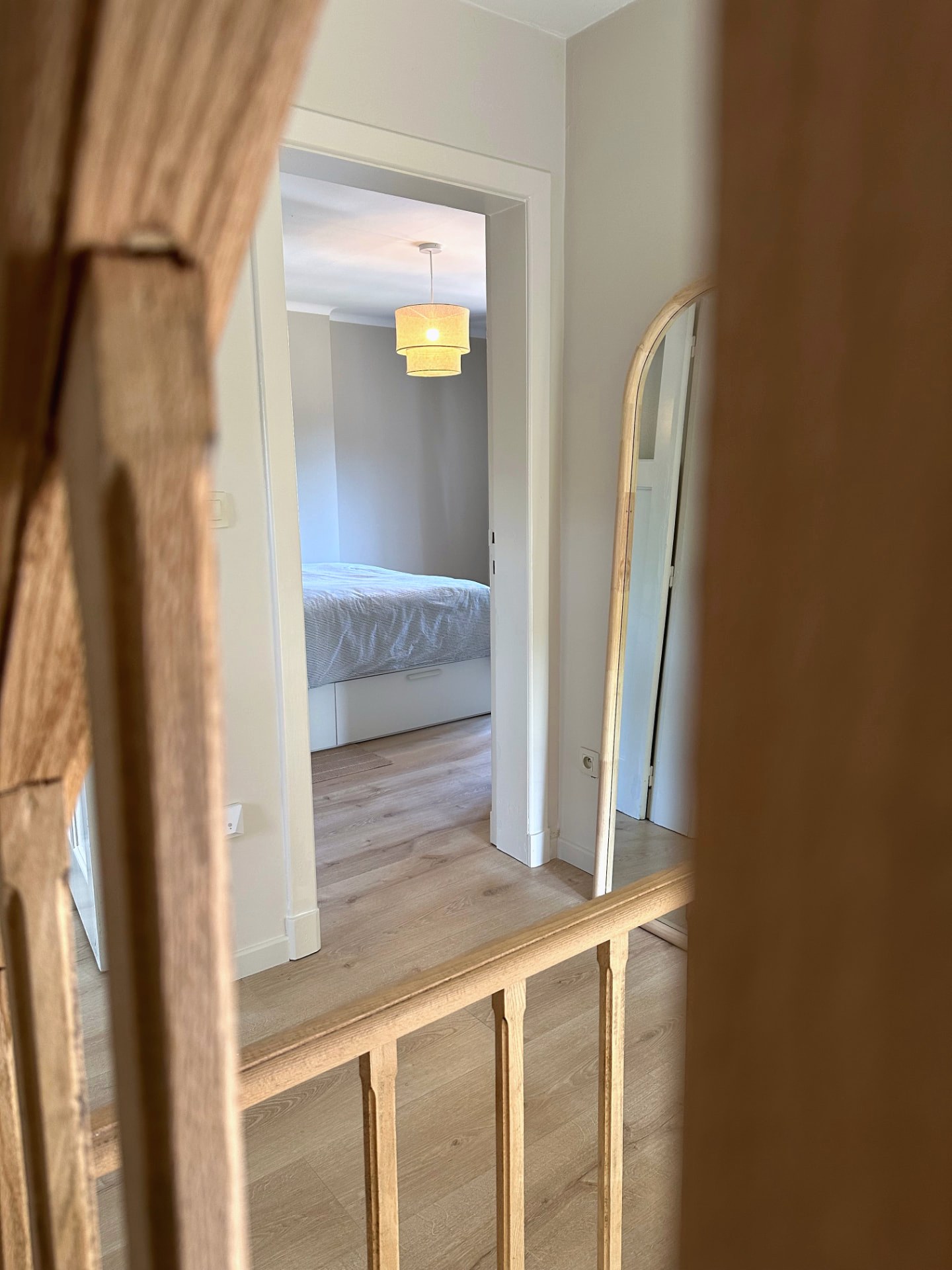 Overloop met doorkijk naar de slaapkamer