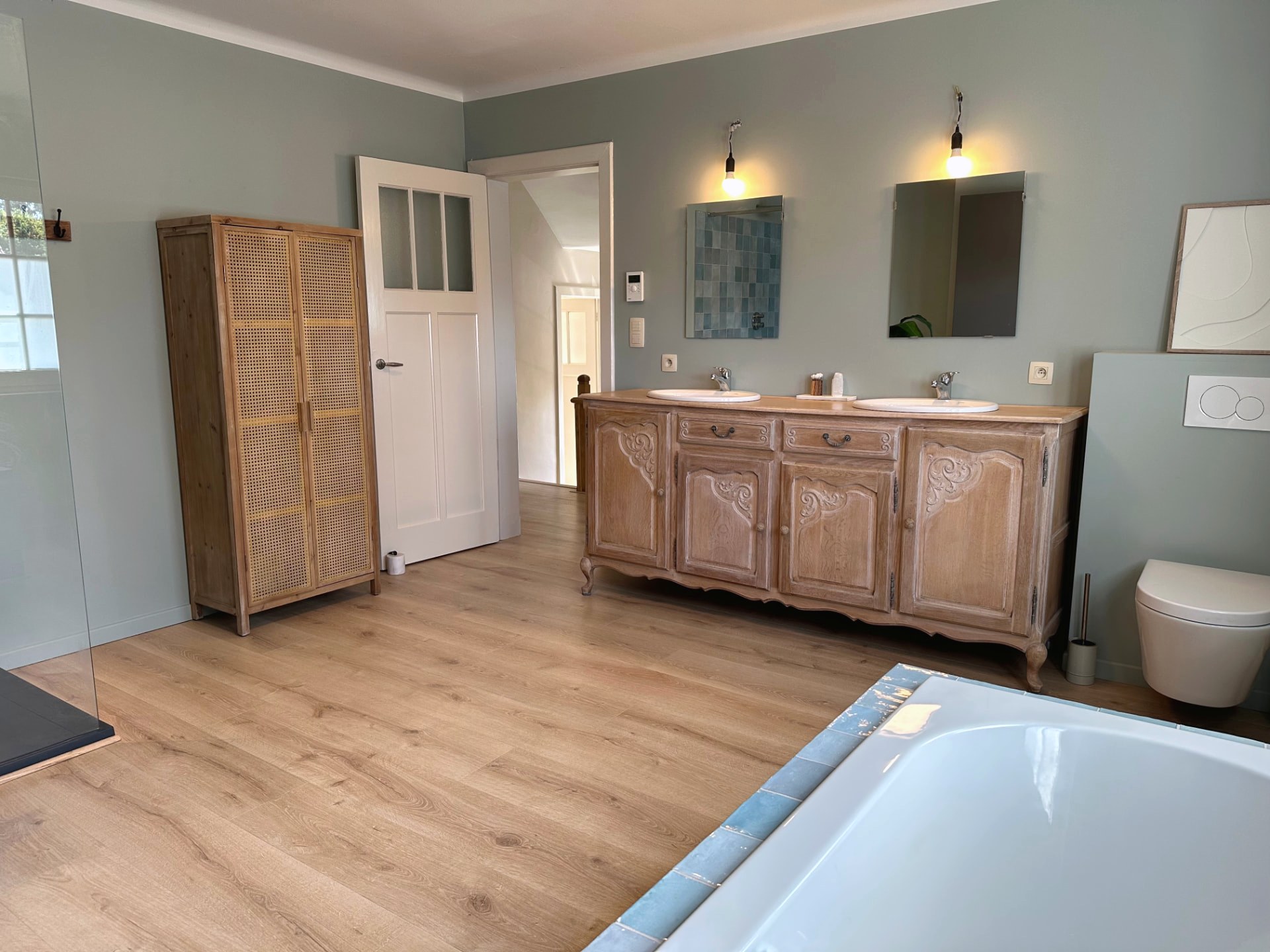 Badkamer met eiken dubbele lavabomeubel en hangtoilet
