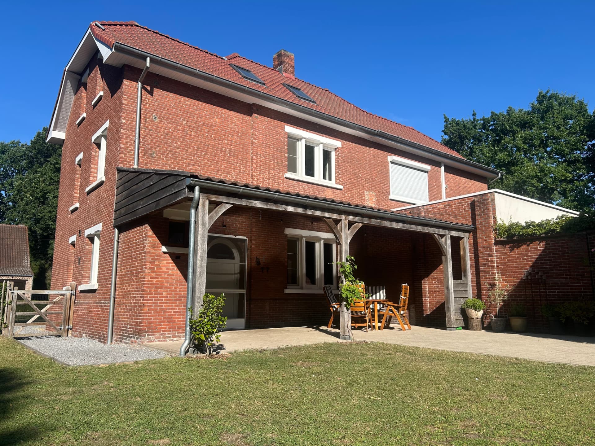 Achtergevel met eiken terrasoverkapping