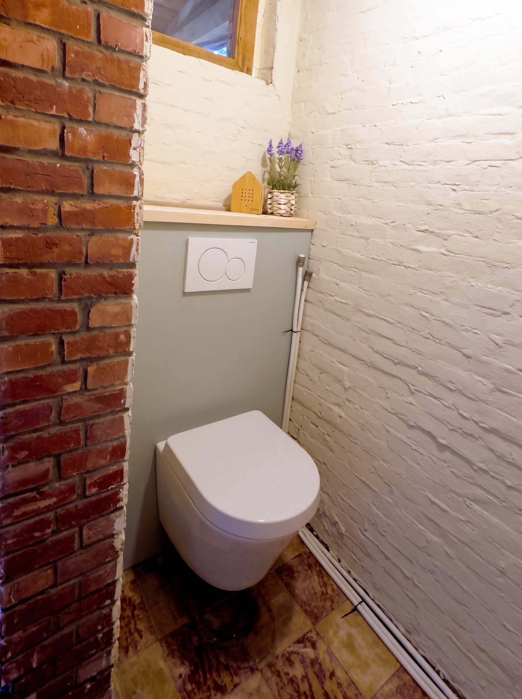 Buitentoilet met authentieke bakstenen muur